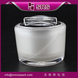 Un elegante frasco cosmético de alta calidad, fabricado en plástico.